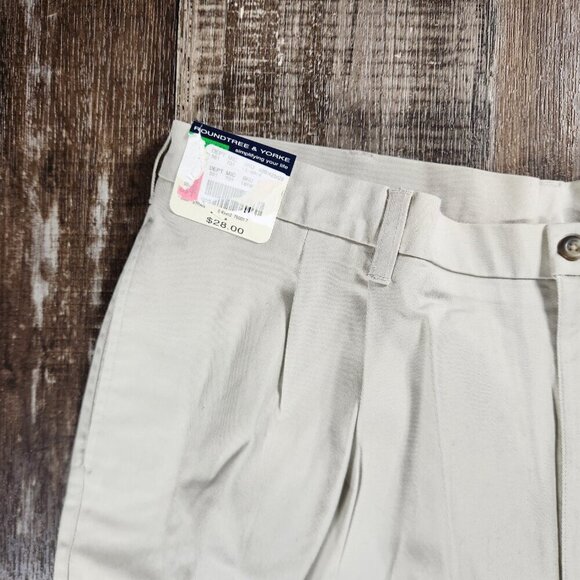 Roundtree and Yorke Men's Pleated Khaki Shorts 42 Waist - Picture 2 of 7